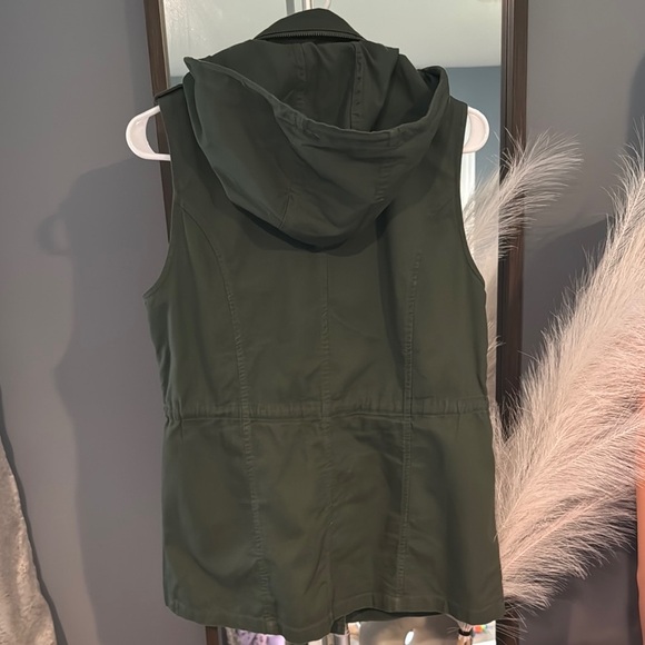 Green Quilted Utility Vest for Versatile Layering - Picture 7 of 8